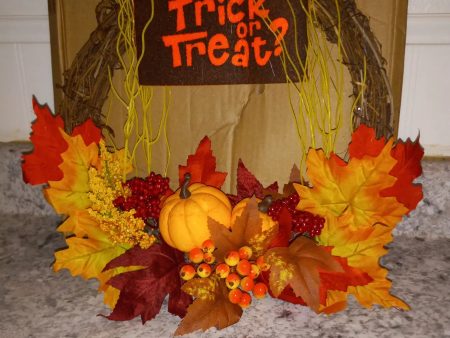 12in Halloween Wreath w Trick or Treat sign Online Sale